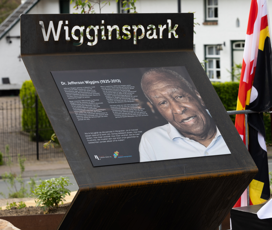Beeld in het Wigginspark met foto en tekst over Jefferson Wiggins 